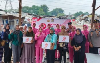 Berbagi Untuk Peduli, Merajut Kedekatan Dengan Menyalurkan Bansos kepada Warga