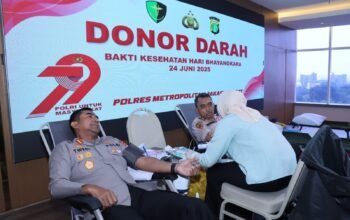 Polres Metro Jakarta Barat Gelar Bakti Kesehatan: Donor Darah dan Khitanan Gratis Warnai HUT Bhayangkara ke-79