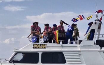 Peringati Hari Bhayangkara ke-79, Polresta Banyuwangi Tabur Bunga di Selat Bali