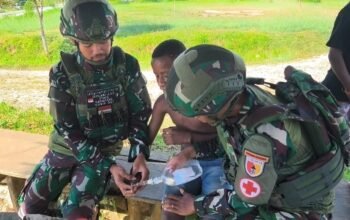 Sentuhan Kasih di Tanah Papua, Satgas Yonif 521/DY Berikan Layanan Kesehatan Kepada Masyarakat di Pos Kobakma