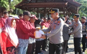 Polresta Banyuwangi Salurkan 1.500 Paket Sembako Jelang Hari Bhayangkara ke-79