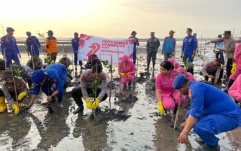Jelang Hari Bhayangkara, Polres Situbondo Tanam Mangrove dan Bagi Bansos untuk Warga Pesisir