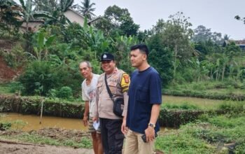 Bhabinkamtibmas Jajaran Polres Pesawaran Dukung Ketahanan Pangan Nasional Lewat Monitoring Lahan Pekarangan dan Peternakan Warga