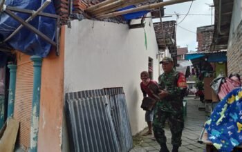 Ringan Tangan, Tanpa Syarat dan Sorotan Publik, Ketulusan Babinsa Danukusuman Bantu Renovasi Rumah