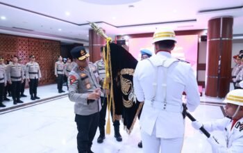 Kapolda Jatim Pimpin Upacara Pemuliaan Nilai Luhur Tribrata Pataka Polda Jatim ‘Tan Hana Dharma Mangrwa’