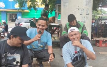 Ketua Asosiasi Pedagang Minang Rawa Bening Menghibur Diri di Tengah Sepinya Pengunjung