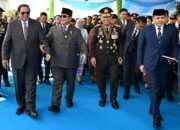 Kapolri dan Presiden Kenakan Tanda Kehormatan Bintang Bhayangkara Utama Saat Pimpin Upacara HUT Bhayangkara ke-79