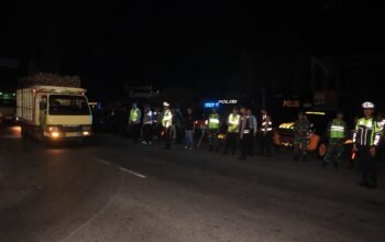 Humanis, Polisi Berhasil Bubarkan Pesilat yang Tutup Akses Jalan Malang – Blitar