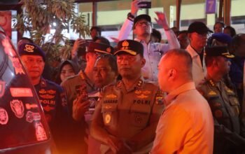 Kapolda Jatim Dampingi Menhub, dan Kakorpolairud Tinjau Korban KMP Tunu Pratama Jaya di Ketapang Banyuwangi