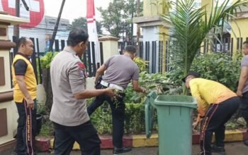 Wujudkan Lingkungan Kerja Bersih dan Nyaman, Kapolsek Ciledug Gerakkan Jajaran Laksanakan Kerja Bakti