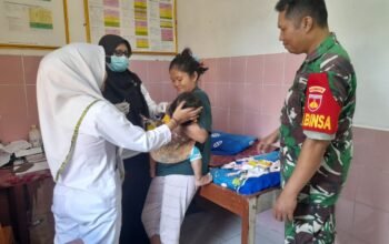 Babinsa Nogosari Dampingi Imunisasi Balita untuk Generasi Sehat