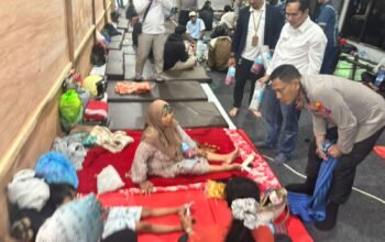 Polresta Banyuwangi dan ASDP Beri Puluhan Selimut dan Matras di Posko Ketapang untuk Keluarga Korban KMP Tunu Pratama