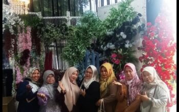Kekompakan Ibu-Ibu Alumni SMPN Angkatan 91 Kayu Tanam di Acara Pernikahan