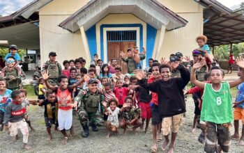 Satgas Yonif 131/Brajasakti Berbagi Makan Bergizi Sehat di Kampung Skofrow Perbatasan Papua