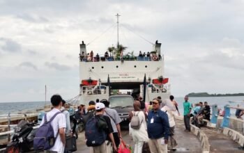 Cuaca Cerah, KMP Siginjai Lancar Berlayar dari Karimunjawa ke Jepara