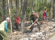 Babinsa Kemusu dan Warga Gotong Royong Perbaiki Jalan Rusak