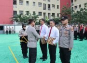 Kapolres Jakbar Beri Penghargaan kepada 25 Personel Berprestasi di Apel Pagi Jam Pimpinan