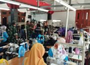 Babinsa Beri Dukungan dan Motivasi Pada UMKM Konveksi Baju Lokal