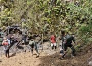 Karya Bhakti tak Pernah Berhenti Satgas Yonif 521/DY di Distrik Eragayam