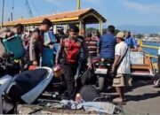 Polri Untuk Masyarakat : Polres Situbondo Patroli di Pelabuhan Jangkar Bantu Penumpang Kapal