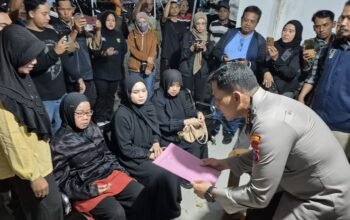 Kapolresta Banyuwangi Serahkan Korban KMP Tunu Pratama Jaya Asal Malaysia kepada Keluarga Untuk Dimakamkan