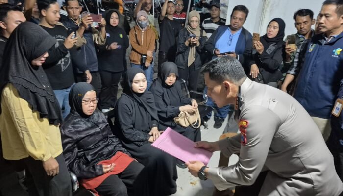Kapolresta Banyuwangi Serahkan Korban KMP Tunu Pratama Jaya Asal Malaysia kepada Keluarga Untuk Dimakamkan