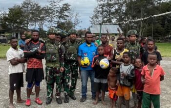 Motivasi Meraih Prestasi Satgas Yonif 521/DY Berikan Bantuan Sarana Olahraga di Distrik Bolakme