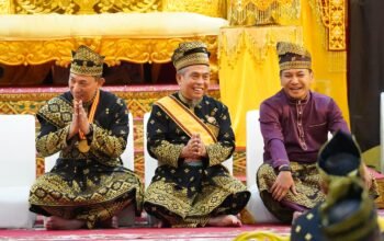 Kapolri Terima Anugerah Adat Ingatan Budi dari LAM Riau: Simbol Kehormatan, Amanah Moral, dan Komitmen Kebangsaan