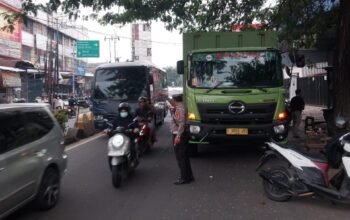 Petugas Lantas Ciledug Sigap Atur Lalin Saat Truk Tronton Mogok