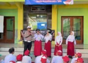 Operasi Patuh Semeru 2025, Polres Mojokerto Edukasi Pelajar Tertib Lalin dan Berbagi Helm Gtatis