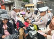 Polisi Menyapa : Operasi Patuh Semeru 2025 Polres Jember Sebar Brosur Edukasi Tertib Lalin Bagi Pengguna Jalan