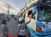 Polresta Banyuwangi Berbagi Mamiri Kepada Pengguna Jalan yang Terjebak Kepadatan Pelabuhan Ketapang