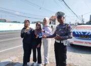 Satlantas Polres Kediri Kota Edukasi Warga Lewat Brosur