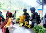 Borong Hasil Bumi Satgas Yonif 521/DY Membantu Meningkatkan Perekonomian Warga di Pasar Bolakme