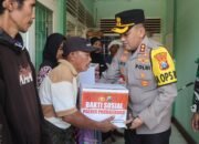 Kapolres Probolinggo Serahkan Bantuan Untuk Warga Terdampak Gempa di Tiris