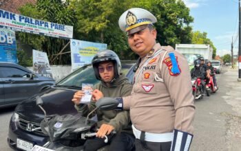 Satlantas Polres Kediri Membagikan Brosur Keselamatan berkendara Berlalulintas Pada Operasi Patuh Semeru 2025.
