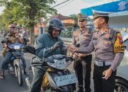 Bukan Razia Biasa, Polres Jember Jadikan Operasi Patuh Semeru Aksi Senyum dan Cokelat untuk Keselamatan