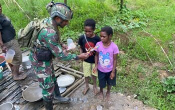 Manisnya Kasih di Tanah Kago: Satgas TNI Menyapa dengan Hati, Bukan Sekedar Permen