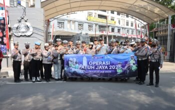 Satlantas Jakbar Gandeng Jasa Raharja Bagikan Helm Gratis Saat Operasi Patuh Jaya
