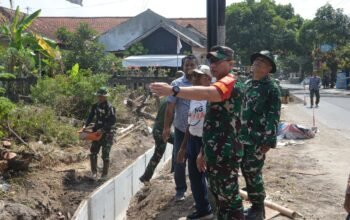 Tinjau Lokasi TMMD, Dansatgas TMMD Reguler Ke-125 Membaur Bersama Anggota Dan Warga Kerjakan Sasaran Fisik