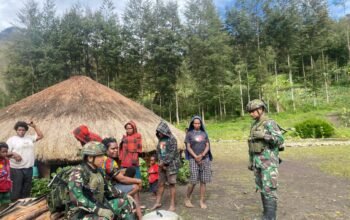 TNI dan Rakyat Menyatu dalam Duka: Satgas TNI Hadiri Bakar Batu di Kampung Mayuberi
