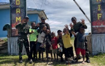 Berbagi Tebar Kebahagiaan Satgas Yonif 521/DY di Distrik Kobakma