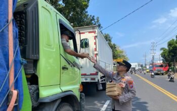 Polisi Peduli : Polresta Banyuwangi Berbagi Nasi Kotak untuk Sopir Truk di Jalur Pelabuhan Ketapang