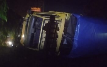 Truk Terguling di Daerah Duku Tak Jauh dari SPBU