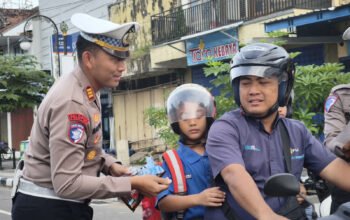 Polres Ponorogo Sampaikan Pesan dan Cinderamata kepada Pengendara di Penghujung Operasi Patuh Semeru 2025