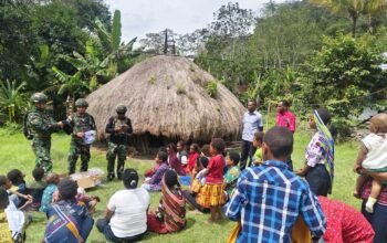 Berbagi Kasih Penuh Cinta Satgas 521/DY Menyambung Silaturahmi di Distrik Kurima