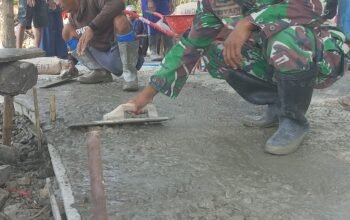 Gotong Royong Panas-Panasan, Satgas TMMD Kebut Pembangunan Jalan Rabat Beton di Sarimulyo