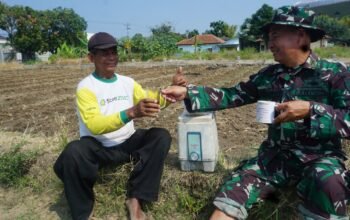 Canda Tawa Warnai Waktu Istirahat Satgas TMMD Reguler Ke-125 Kodim 0735/Surakarta Bersama Warga