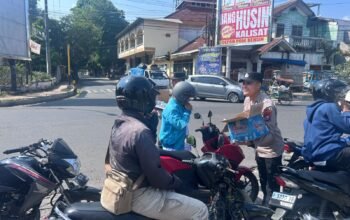 Polisi Peduli : Polres Bondowoso Berbagi Air Minum kepada Warga yang Antri di SPBU