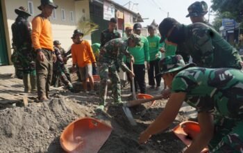 Panas Terik Bukan Penghalang Semangat Kemanunggalan Satgas TMMD Reguler Ke-125 Kodim 0735/Surakarta Dan Masyarakat